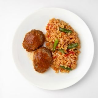 Мясные котлеты с рисом и овощами
