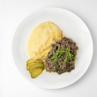 Бефстроганов из говядины в сливках с картофельным пюре