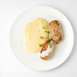 Куриные котлеты с пюре и сырным соусом