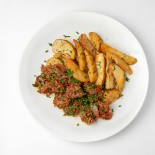 Гуляш из говядины с картофелем, запеченным в травах